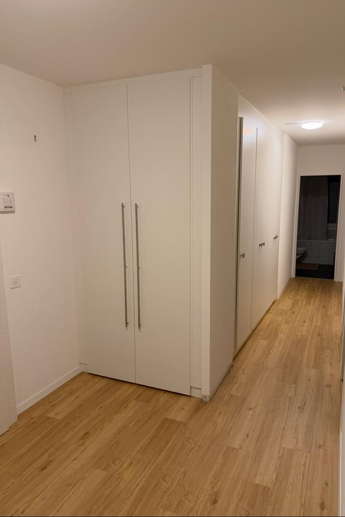 Placards de couloir toute hauteur laqués blanc avec poignées inox